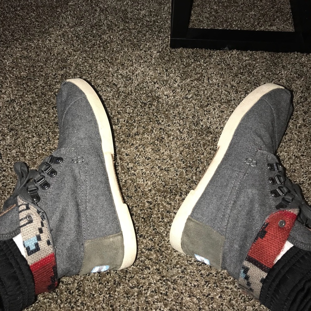 Men’s Toms lace up shoes